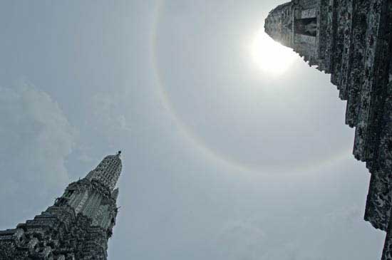 wat arun halo-AsiaPhotoStock